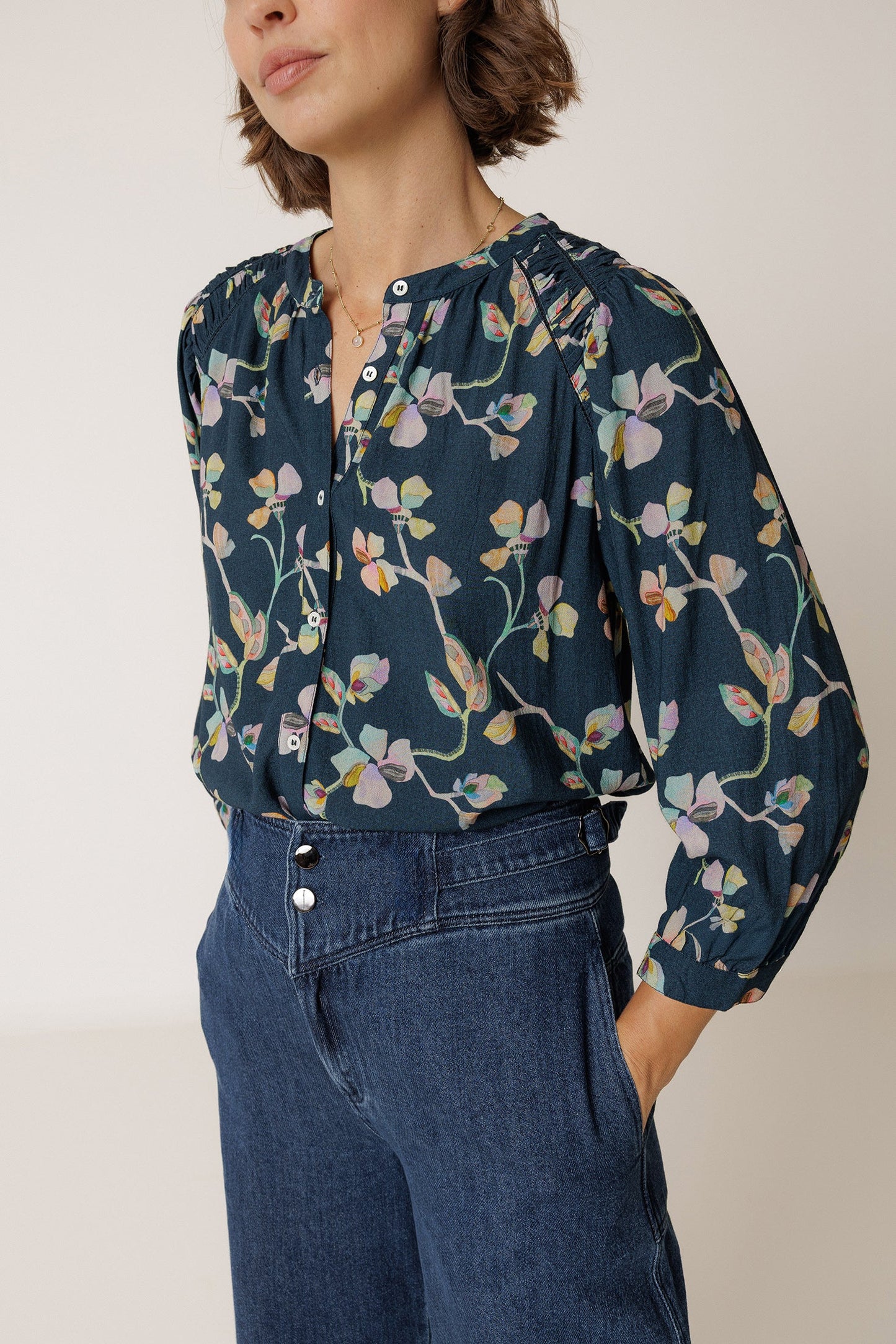 CAMISA CON DETALLE FRUNCIDO