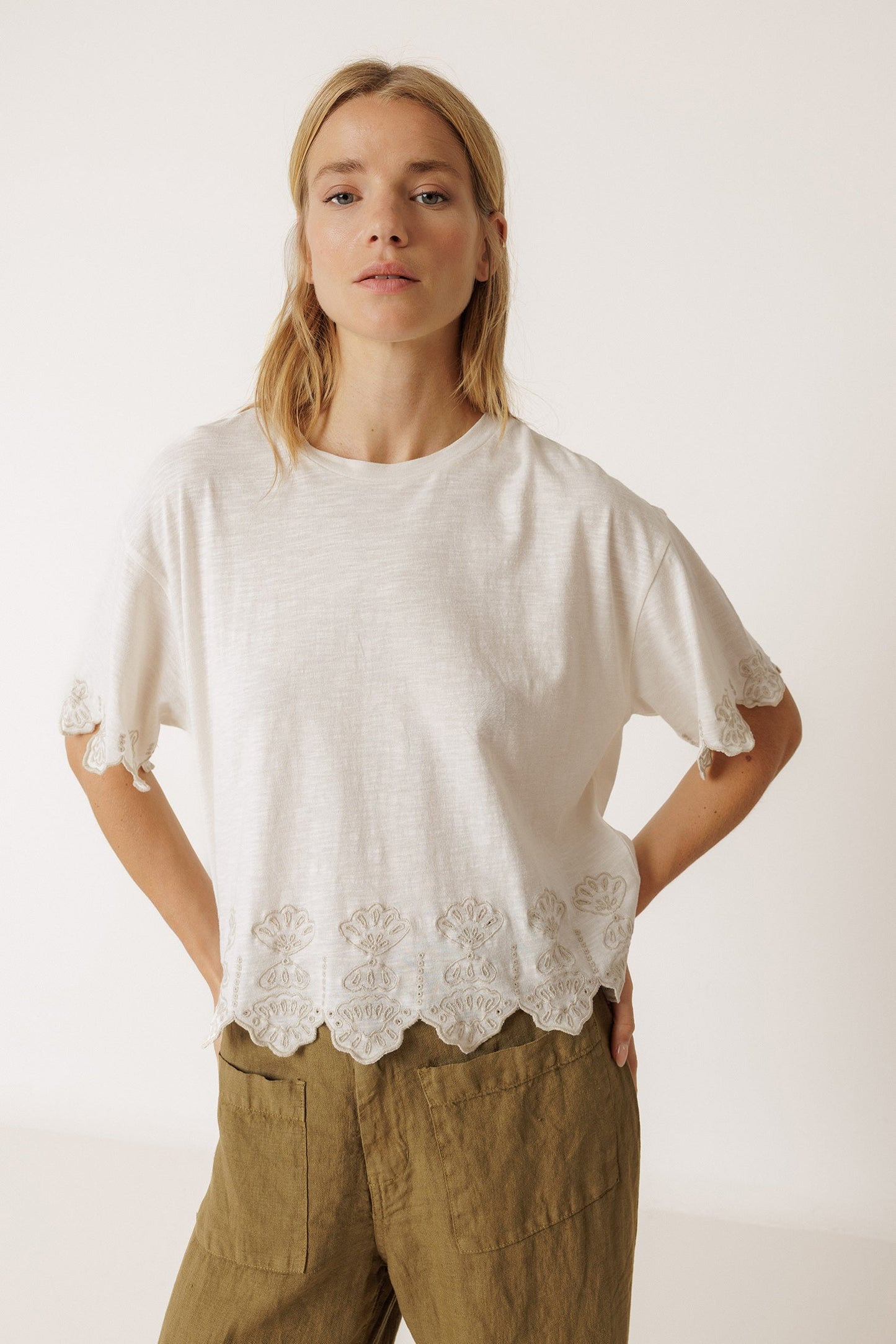 CAMISETA BOXY BORDADA